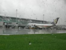 Jumbo der Singapore Airlines vom Rundfahrtsbus aus