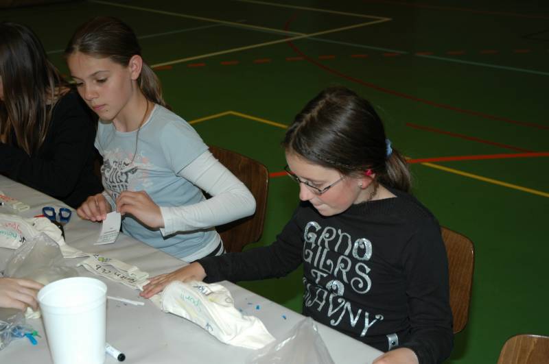 Die Detektiv-Bauchtasche wird bemalt