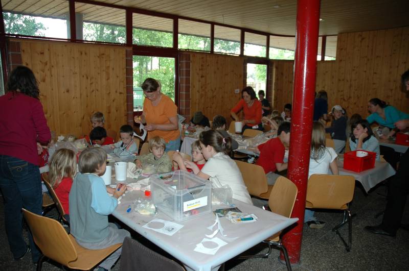 Hier basteln die J&uuml;ngeren an der Detektivtasche