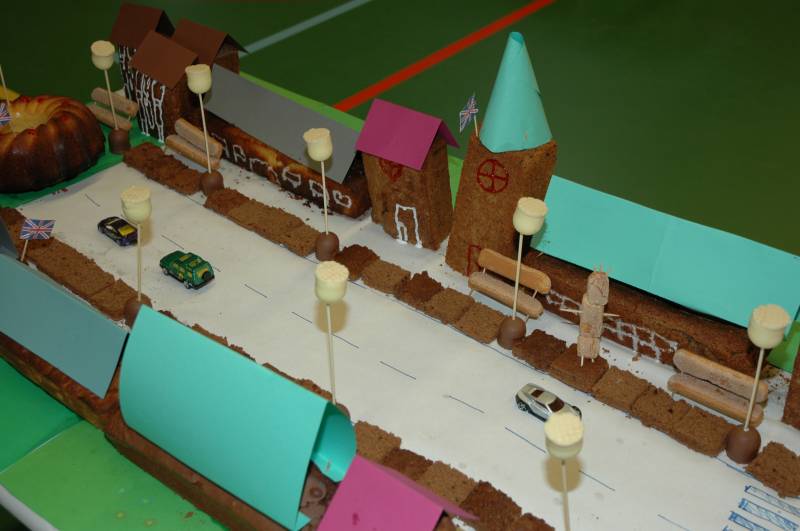 Das fertige Kuchenbuffet, jetzt sogar mit befahrener Strasse