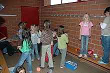 Es werden B&auml;ndeli gedreht und gekn&uuml;pft