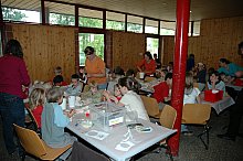 Hier basteln die J&uuml;ngeren an der Detektivtasche