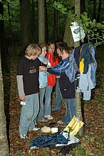 B&auml;ndeli werden um den Oberarm gebunden