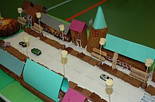 Das fertige Kuchenbuffet, jetzt sogar mit befahrener Strasse